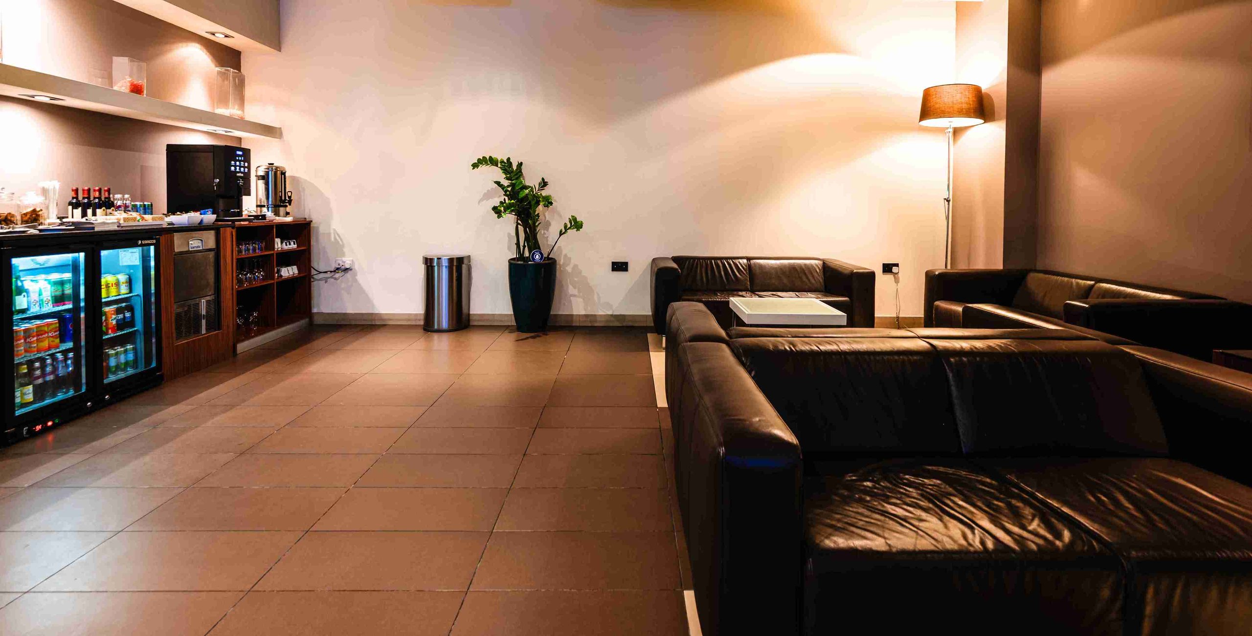 VIP Lounge, Arrivals