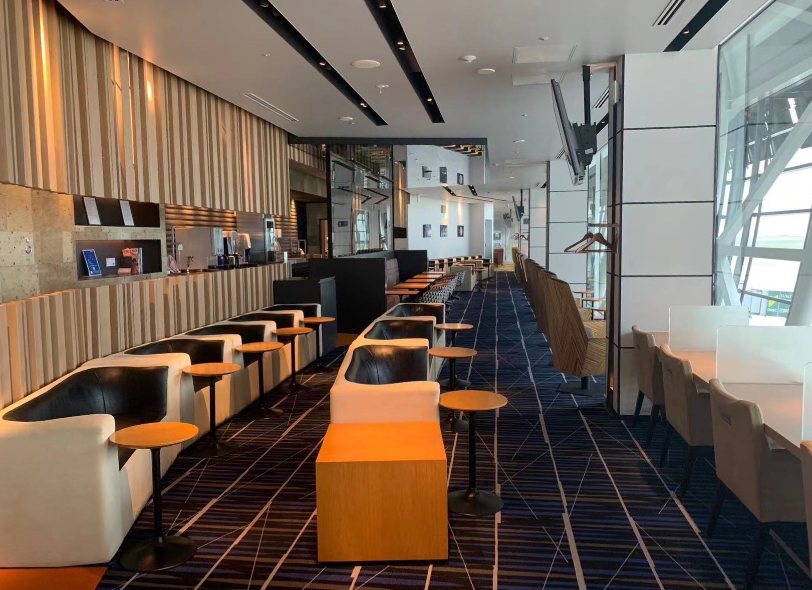 SOUTH LOUNGE